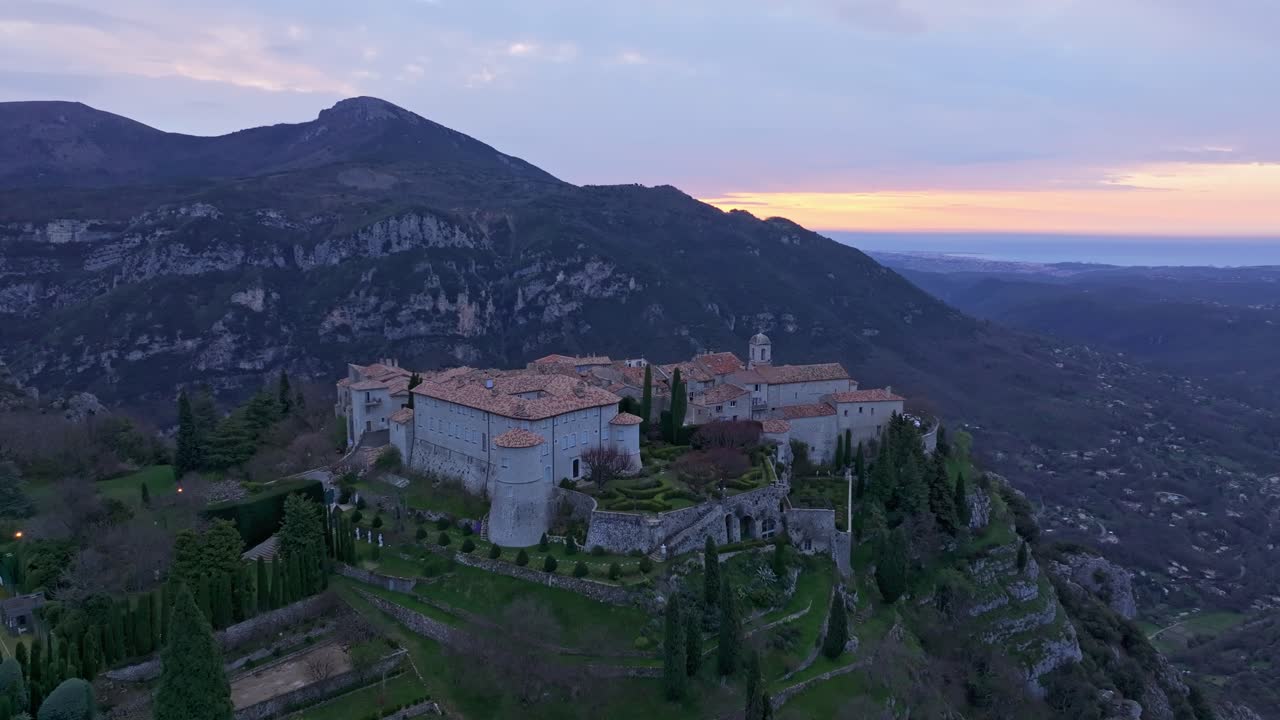 Vista aerea del sole mattutino sulle antiche case in pietra a Gourdon, Francia