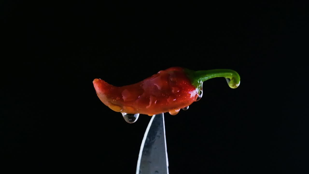 gotas de agua en el pimienta roja