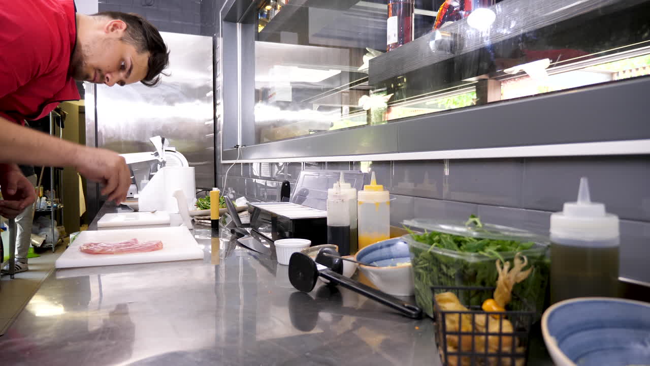 레스토랑 주방 에서 음식 을 준비 하는 일