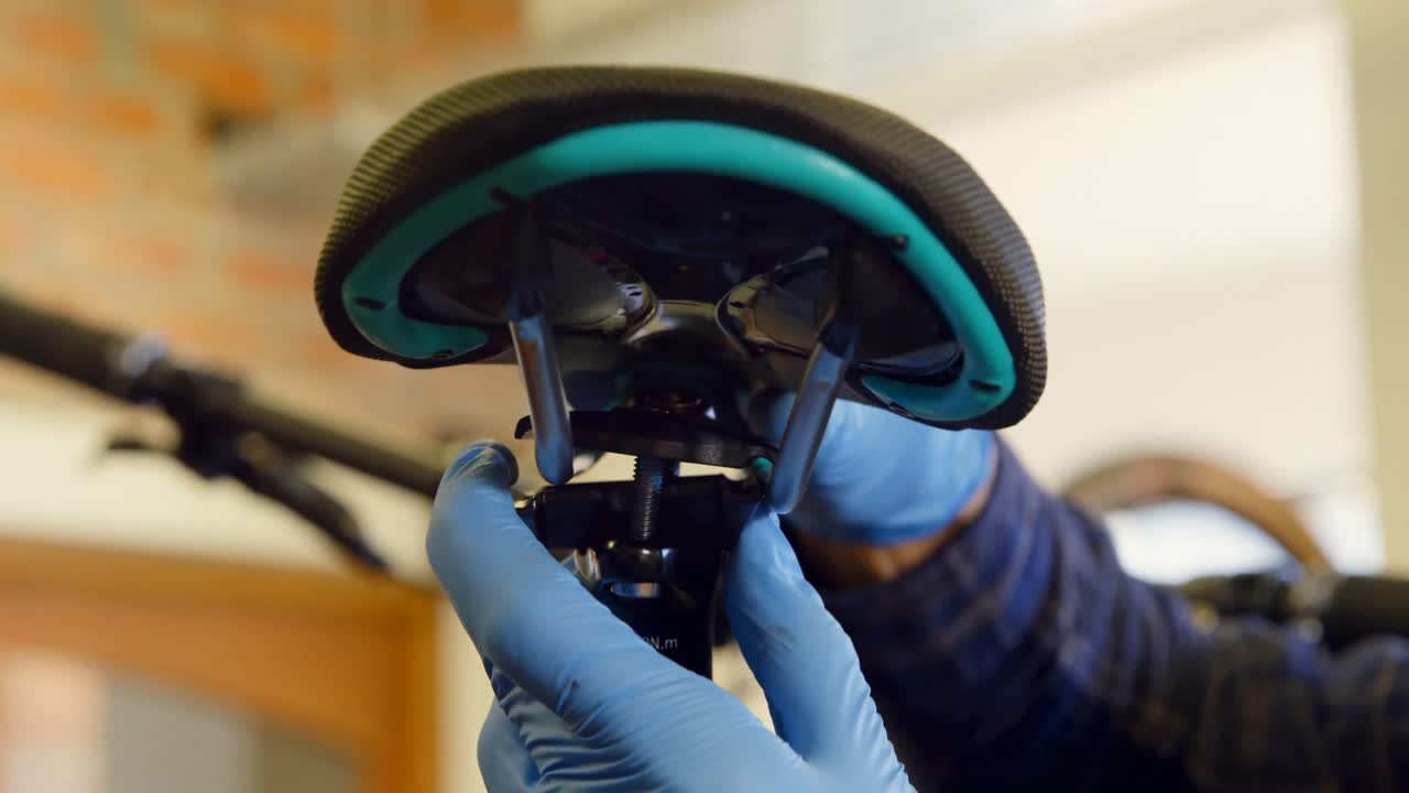 4k 워크 ⁇  에서 자전거 를 수리 하는 사람