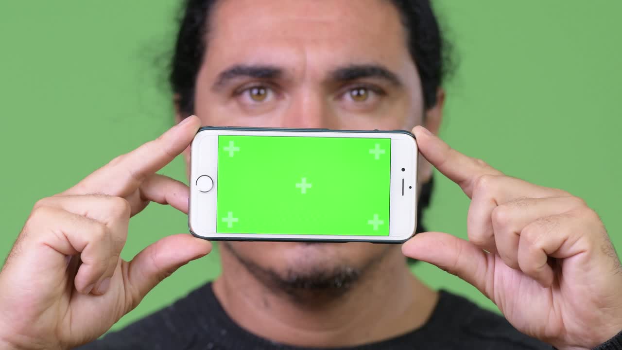 hombre feliz y guapo mostrando el teléfono