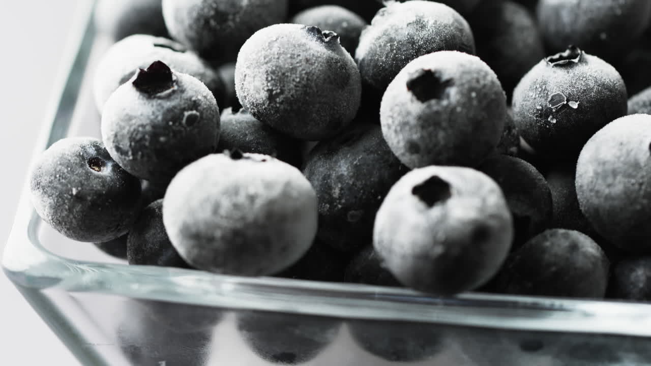 ⁇ 색 배경에 복사 공간이 있는 유리 그 ⁇ 에 있는 블루베리의 마이크로 비디오