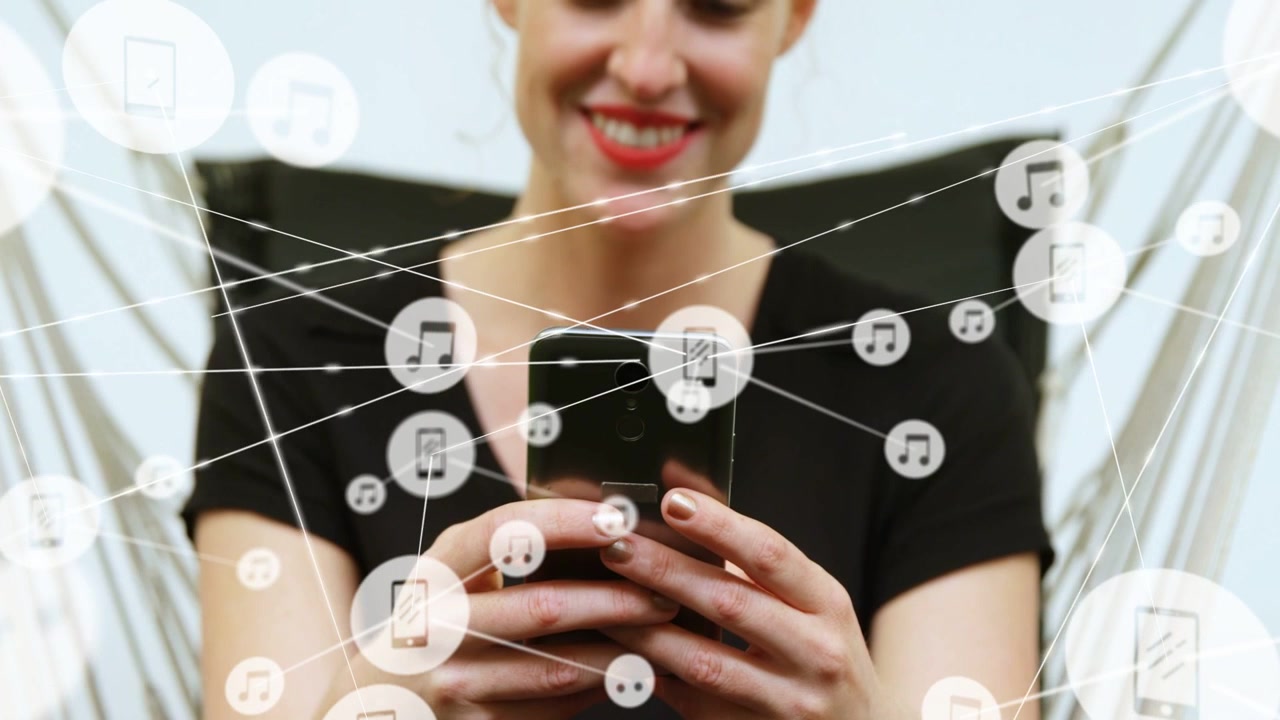 Donna su una sedia sospesa che tocca lo smartphone, generando nodi e linee musicali mentre scopre canzoni