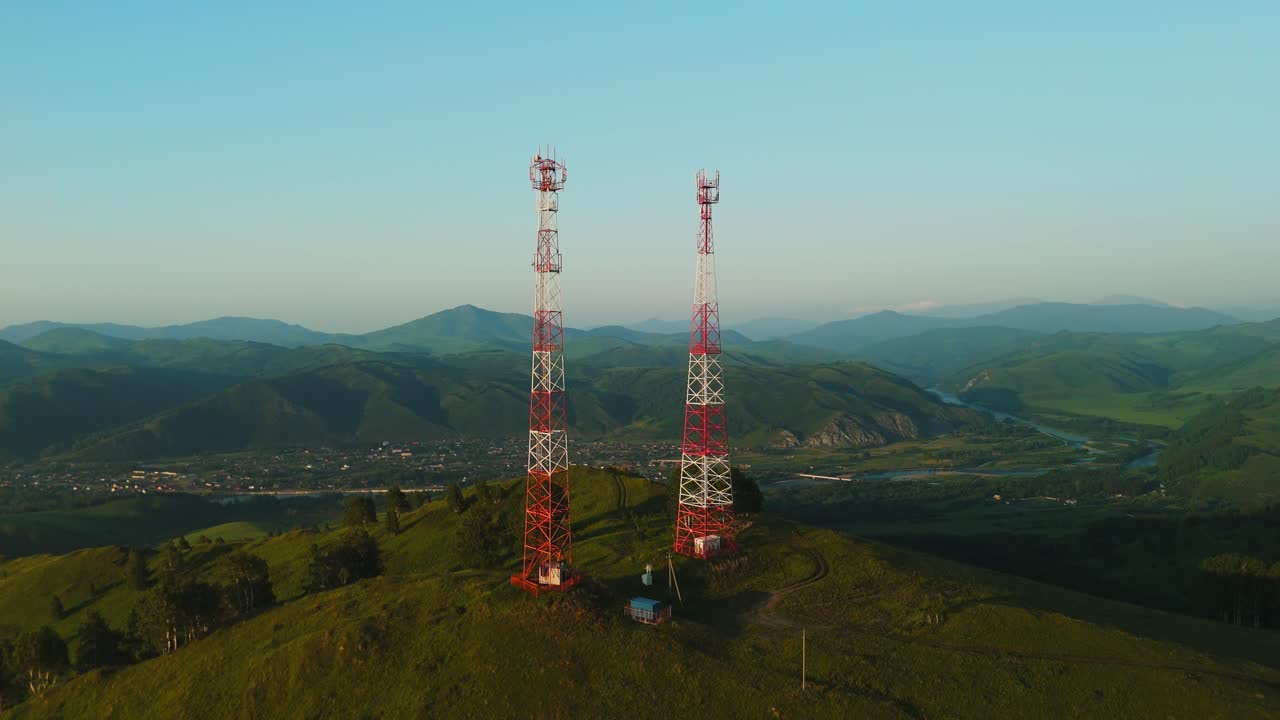 Vista aerea di due torri di comunicazione sulla cima di una collina