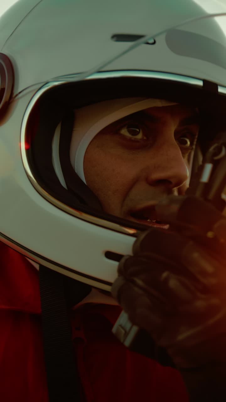 Astronauta con casco parla alla radio appena atterrato su un pianeta ostile