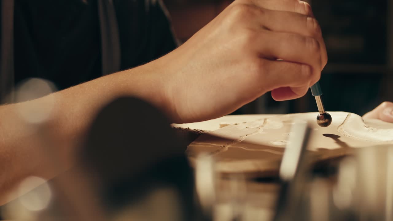 도구로 점토를 조각하는 것