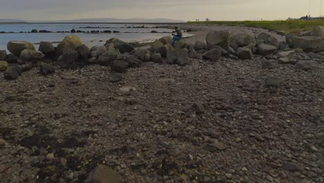 Buchliebhaber-Am-Ruhigen-Strand,-Sanfte-Zeitlupe