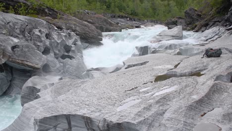 ruta de empuje rápido de aguas bravas sobre piedras y