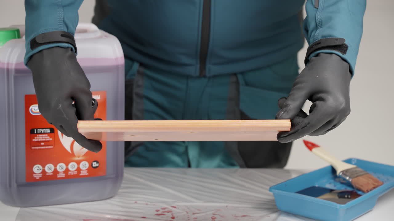 나무판 에 나무 얼룩 을 붙이는 것