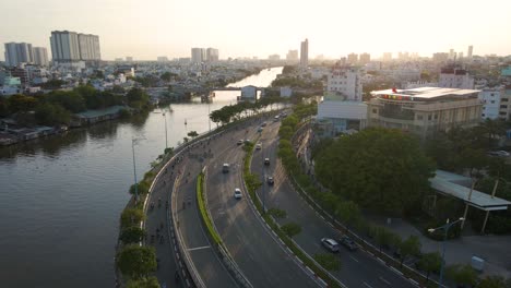 Coches-Corriendo-En-El-Puente-Bajo-La-Puesta-De-Sol-En-La-Ciudad-De-Ho-Chi-Minh---Vietnam