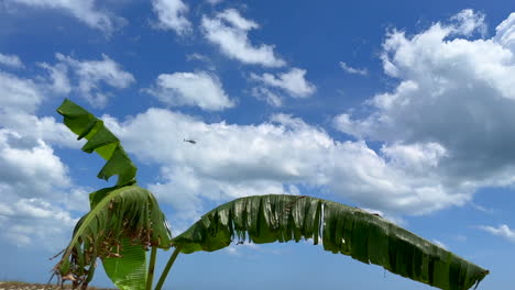 Ver-Siguiendo-El-Vuelo-De-Un-Helicóptero-Civil-En-Un-Cielo-Azul-Lleno-De-Nubes