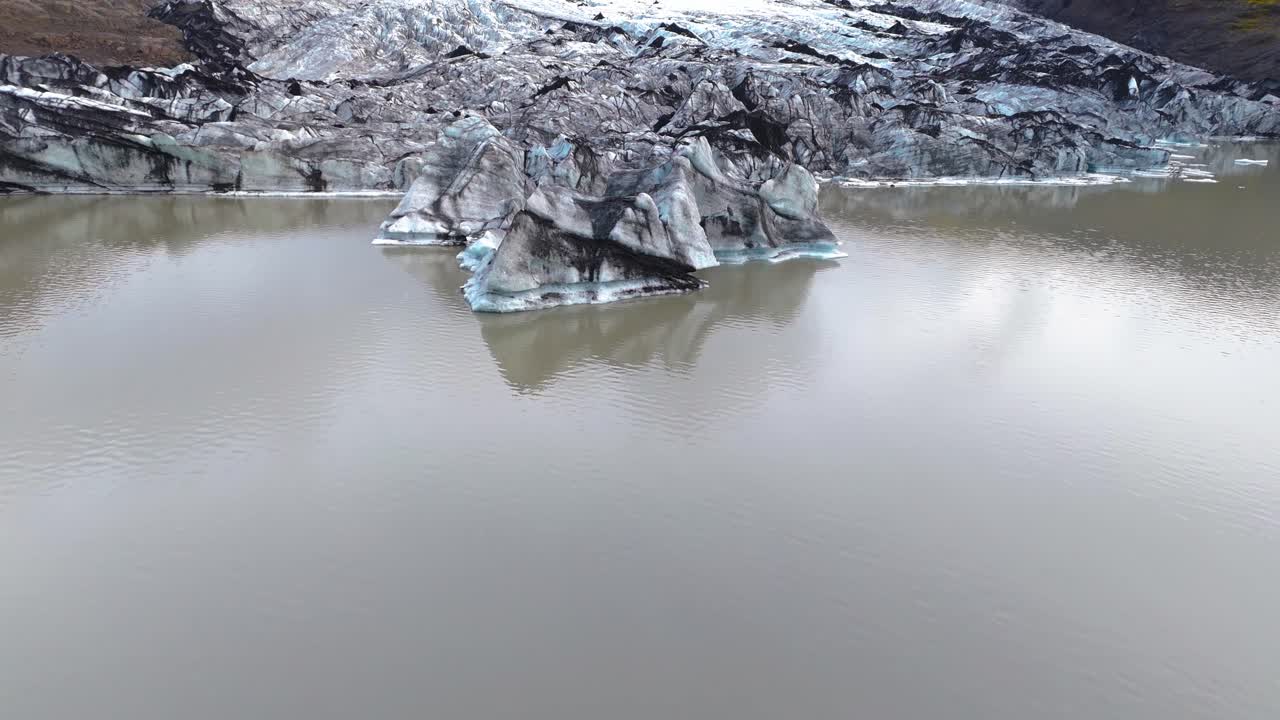 지구 온난화로 인해 스카프타펠 빙하가 녹는 모습을 보여주는 항공 촬영