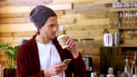Mann-Benutzt-Mobiltelefon,-Während-Er-Eine-Tasse-Kaffee-Trinkt