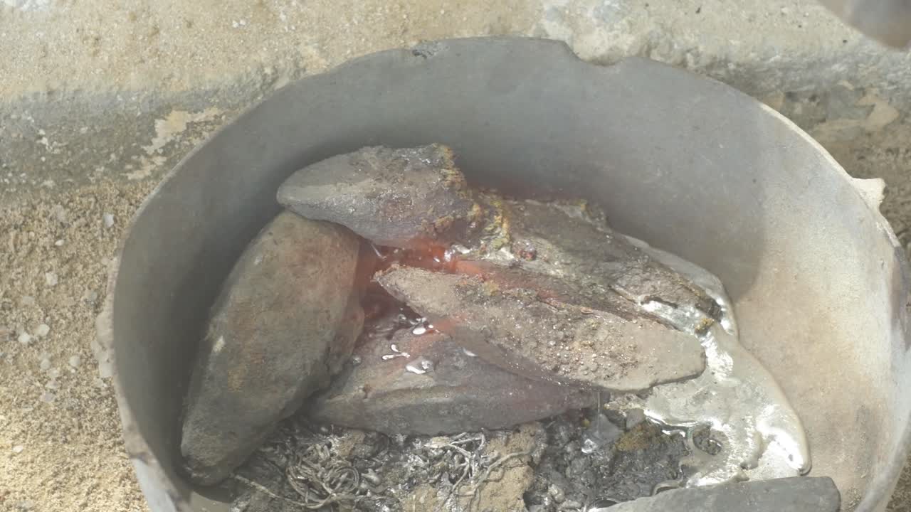 금속 용기에 녹은 납, 불의 열로 반이는, 근접