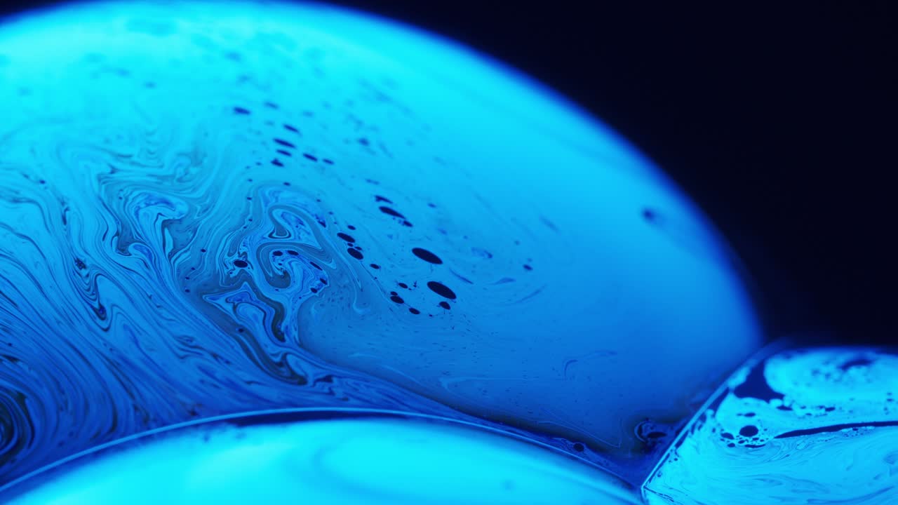 배경에 밝은 파란색으로 얼룩진 파란색 반점과 줄무