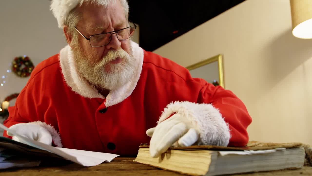 Papá Noel leyendo un libro