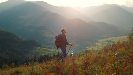 Hombre-Activo-Camina-Paisaje-De-Montañas.-Senderismo-Turístico-Deportivo-Utilizando-Bastones-De-Trekking.