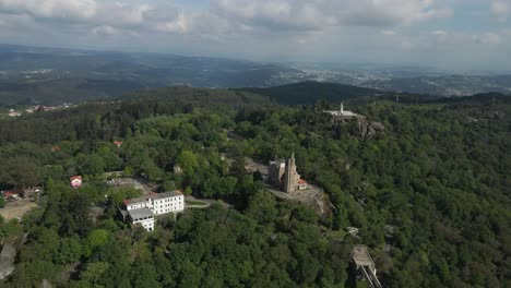 Santuario-De-Penha-En-Medio-De-Un-Paisaje-Verde,-Guimarães,-Portugal.-Aéreo