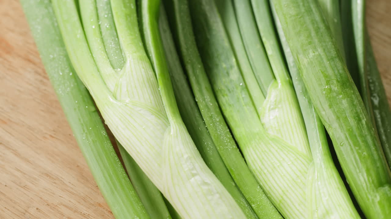 신선한 초록 양파를 절단판에