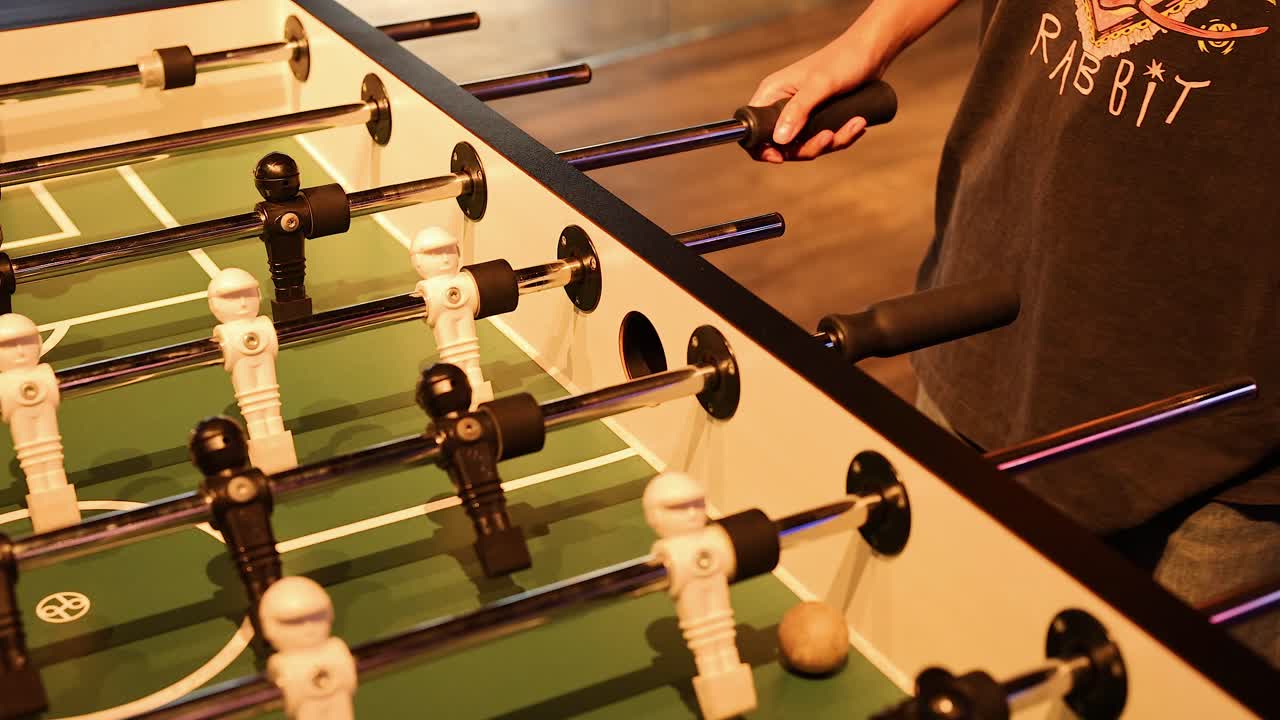 jugadores involucrados en un partido de futbolín de ritmo rápido