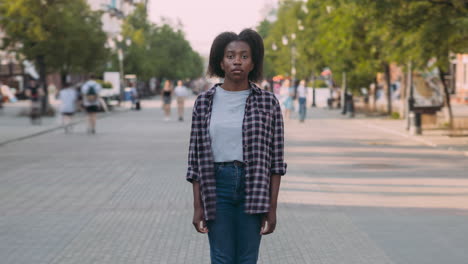 joven en la calle de la ciudad