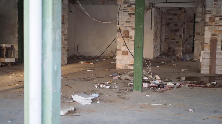 Interior abandonado e inacabado de un edificio