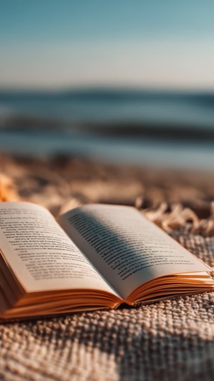 Una tranquilla scena di spiaggia con un libro aperto su una stuoia intrecciata, che cattura la calma della natura e la gioia della lettura in riva al mare.