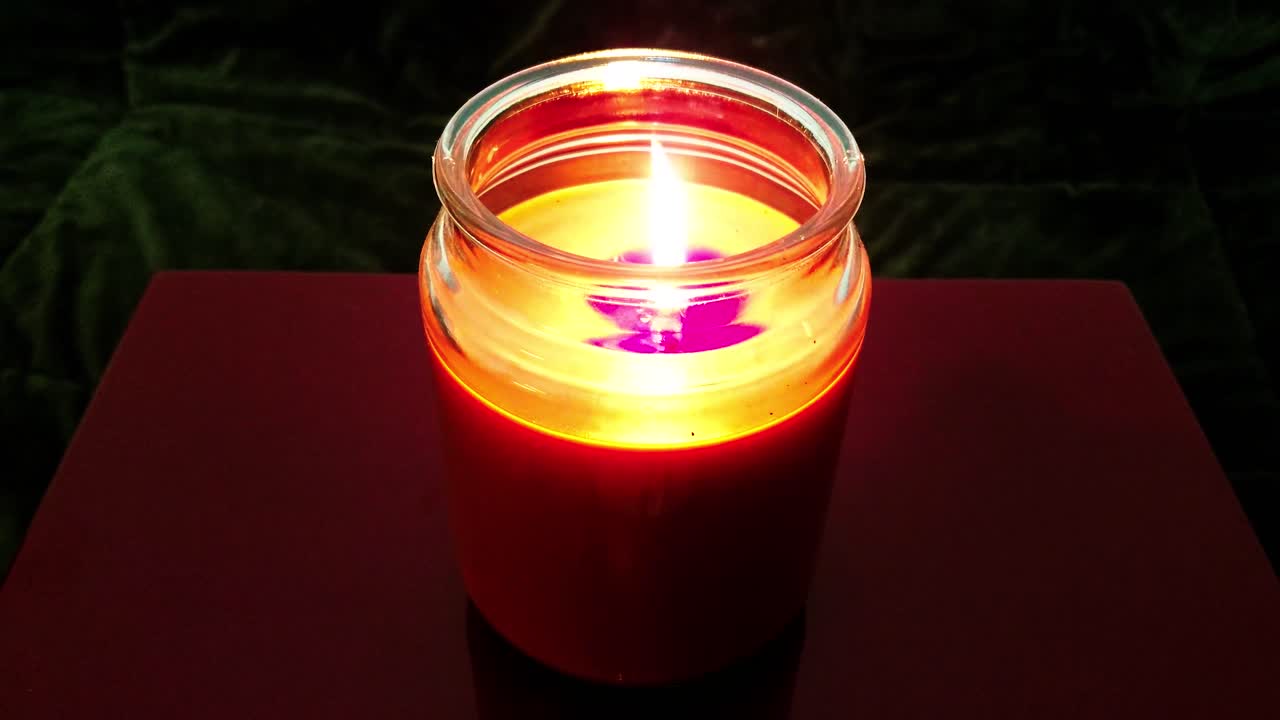 октябрьская свеча, горящая прекрасными осенними красками