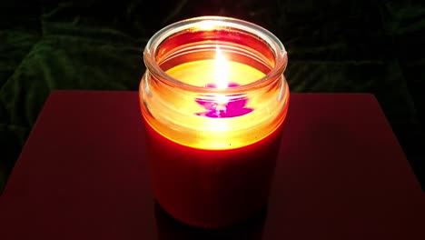una vela de octubre ardiendo con hermosos colores de otoño