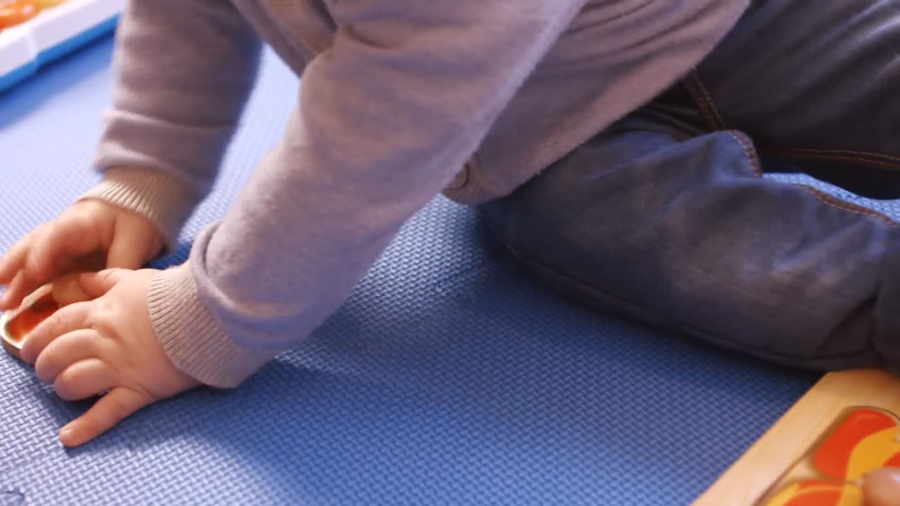 숫자로 놀고 있는 아기 소녀