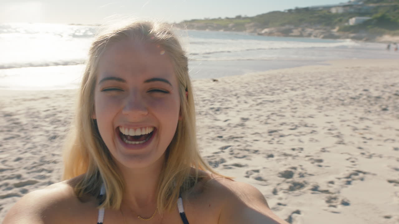 bella donna che fa video chat sulla spiaggia ragazza che condivide le vacanze estive usando la fotocamera dello smartphone che mostra l'avventura di viaggio che si diverte in vacanza
