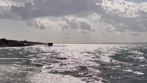 el mar cinematográfico y las olas del océano se deslizan a través de la arena