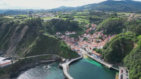 Hermoso-Pueblo-Costero-De-Cudillero-En-Asturias,-Norte-De-España---Aéreo-4k