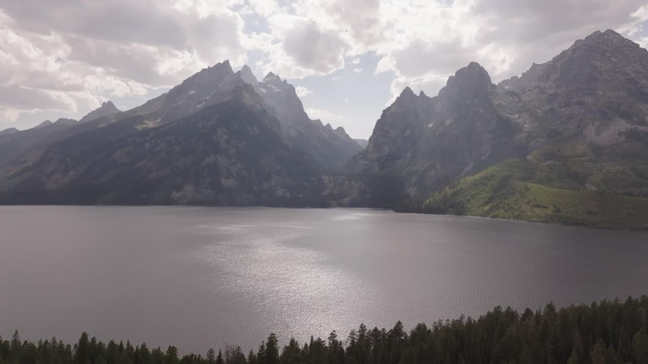 Naturskjønt fjellinnsjølandskap