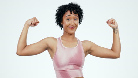 mujer, flexionando brazos y músculos