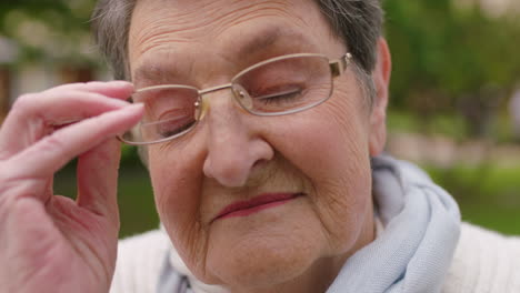 Ältere-Frau,-Gesichts--Und-Sehbrille-Mit-Mode