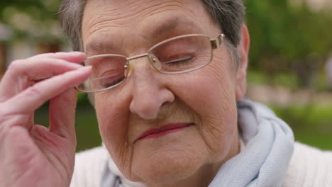 mujer mayor, rostro y gafas de visión con moda