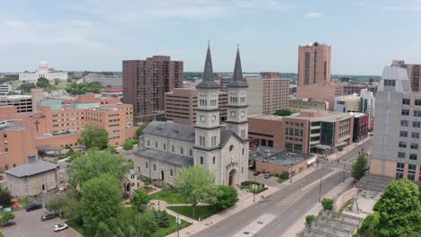 Descending-and-panning-aerial-shot-of-a-historic-Catholic-church-in-Saint-Paul,-Minnesota