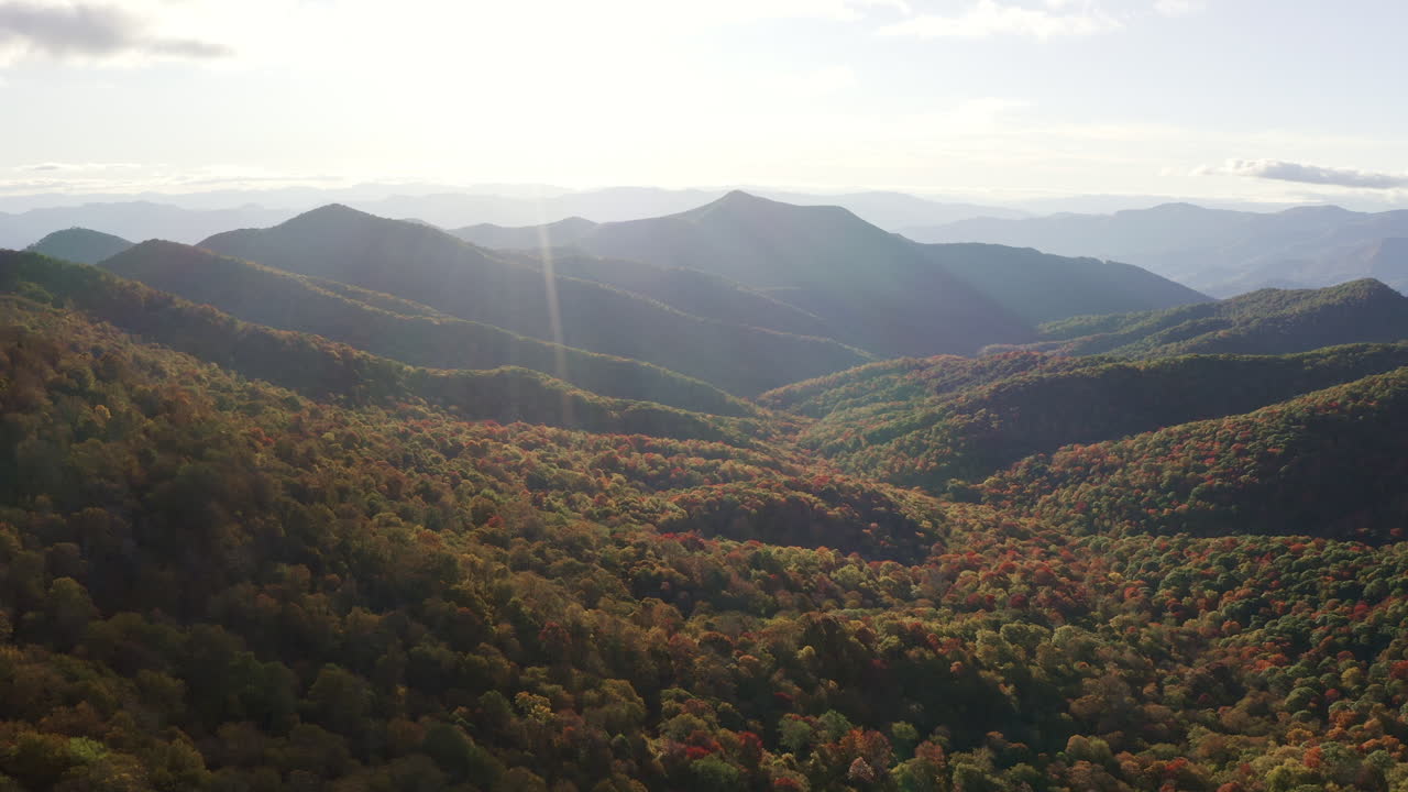 가을의 황금 시간에 해가 지는 스모키 마운틴 파크 (smokey mountain park)