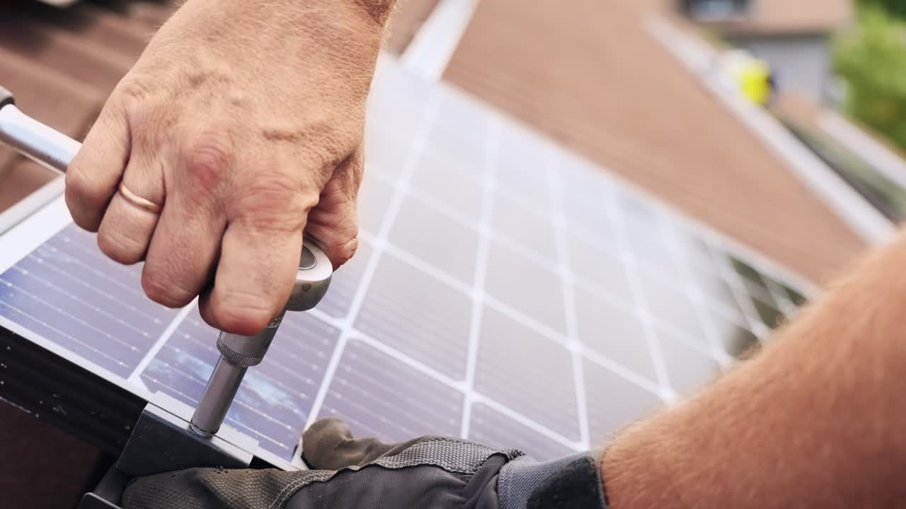 asegurar los pernos del panel solar con la instalación de la herramienta de llave inglesa