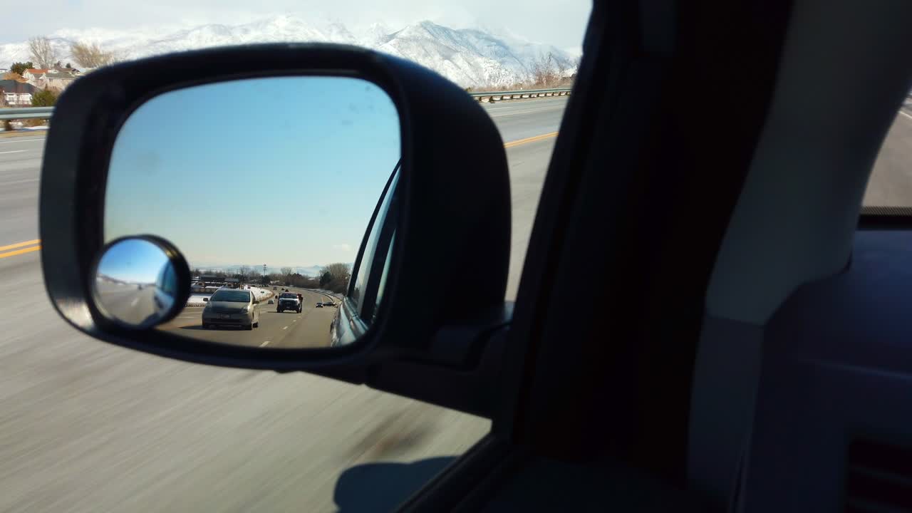 conducir en la vista de la carretera desde un espejo retrovisor en invierno