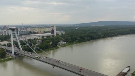 die meiste snp-ufo-brücke über der donau an bewölktem tag