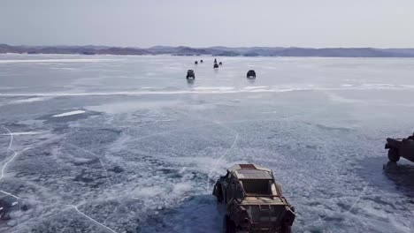 Luftaufnahme-Der-Militärfilmszene-Auf-Dem-Zugefrorenen-Baikalsee-Im-Winter-Tagsüber-Russland