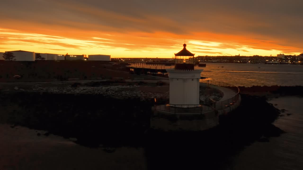 일몰 시 포틀랜드 메인에 있는 벌레 등대 - 공중 파노라마