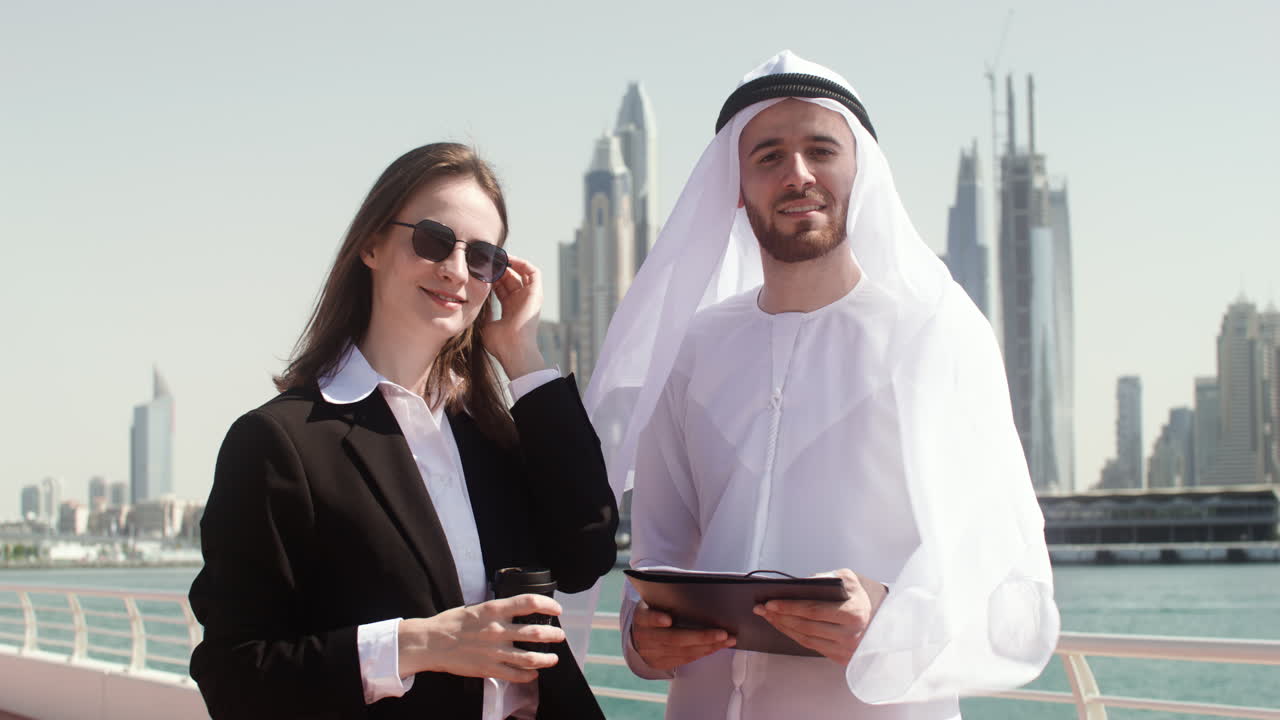 강 에 포즈를 취하는 사람들