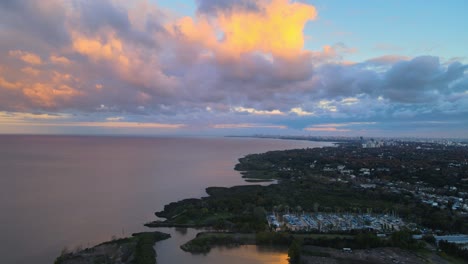 Drohnenaufnahme-Von-Buenos-Aires,-Argentinien-Bei-Sonnenuntergang-Mit-Bunten-Wolken-Am-Himmel