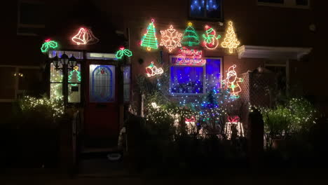 luces y decoraciones navideñas fuera de una casa de londres por la noche