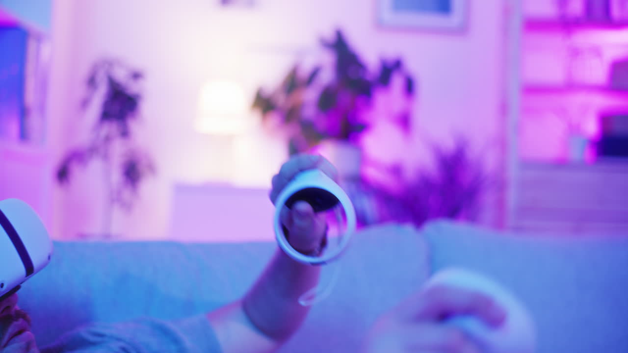 hombre fascinado por la ia y la vr en los juegos