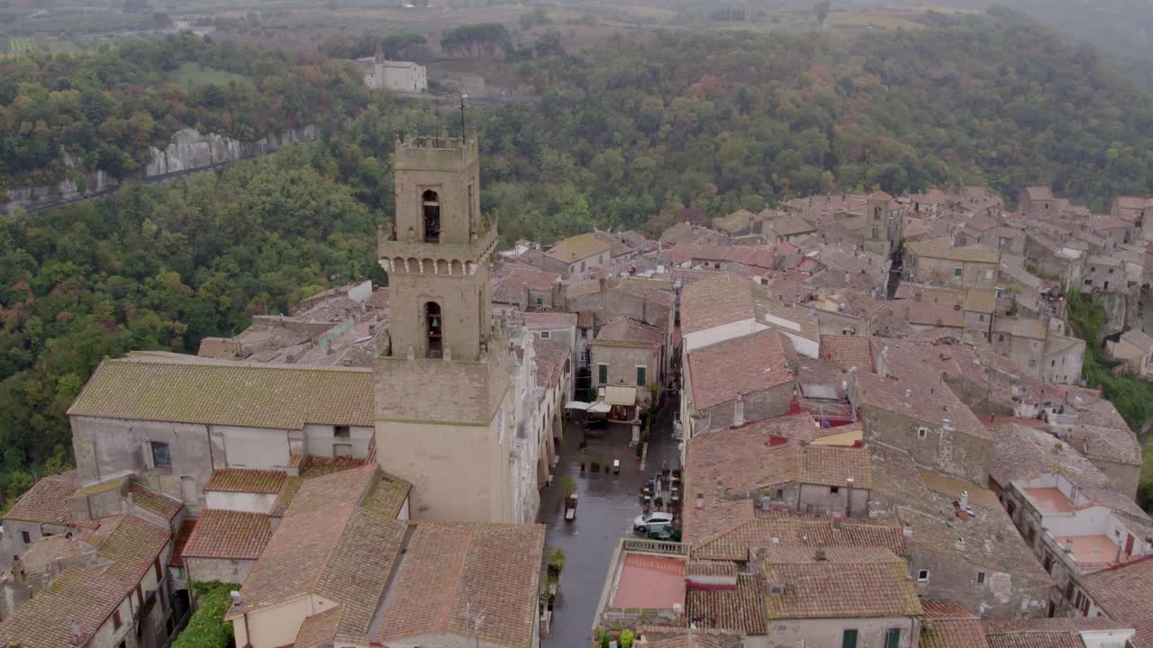 Scogliere imponenti abbracciano l'antico borgo di Pitigliano con chiesa e cattedrale, Italia