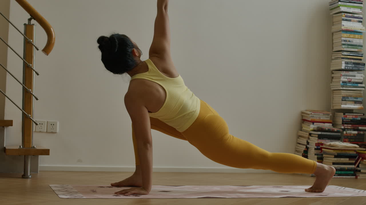 mujer practicando yoga en casa